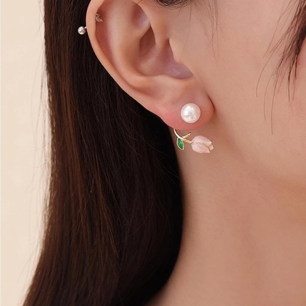 ✨ Tulip Pearl Décor Stud Earrings - Picture 4 of 6